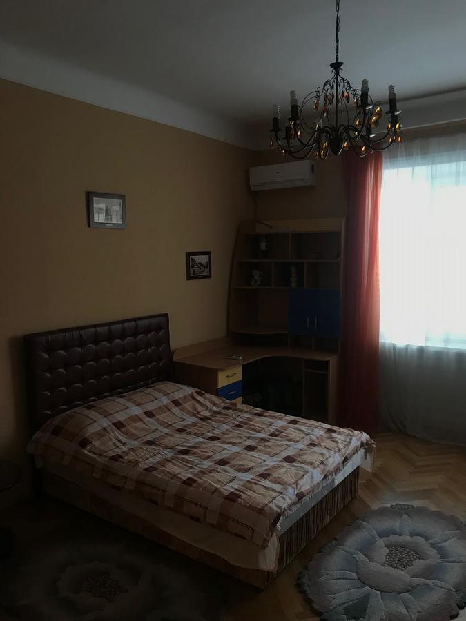 Apartment On Hoholya Street Chernivtsi Exterior foto