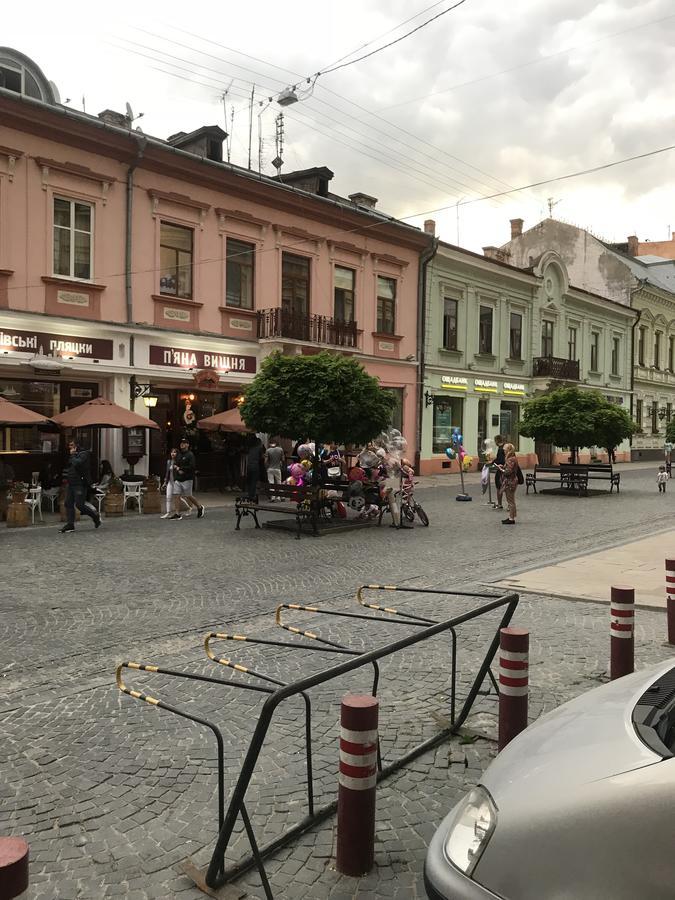 Apartment On Hoholya Street Chernivtsi Exterior foto